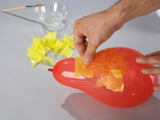Ballon mit Papier bekleben