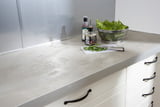 Küchen-Arbeitsplatte im Beton-Look.