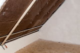 Dachboden ausbauen - Metallprofile - Glasfaserwolle mit Latte fixieren