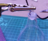 Die Leuchtdioden werden in den abgeschnittenen Fuß des Glases geklebt