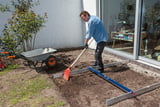 Terrasse bauen untergrund Plattensand verteilen