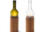 Elegante Materialkombination: Eine abgeschnittene Weinflasche und ein Rundholz