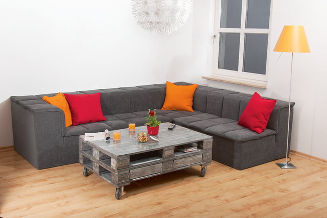 Upcycling-Idee für das Wohnzimmer: Couchtisch aus Europaletten im Shabby Chic Look