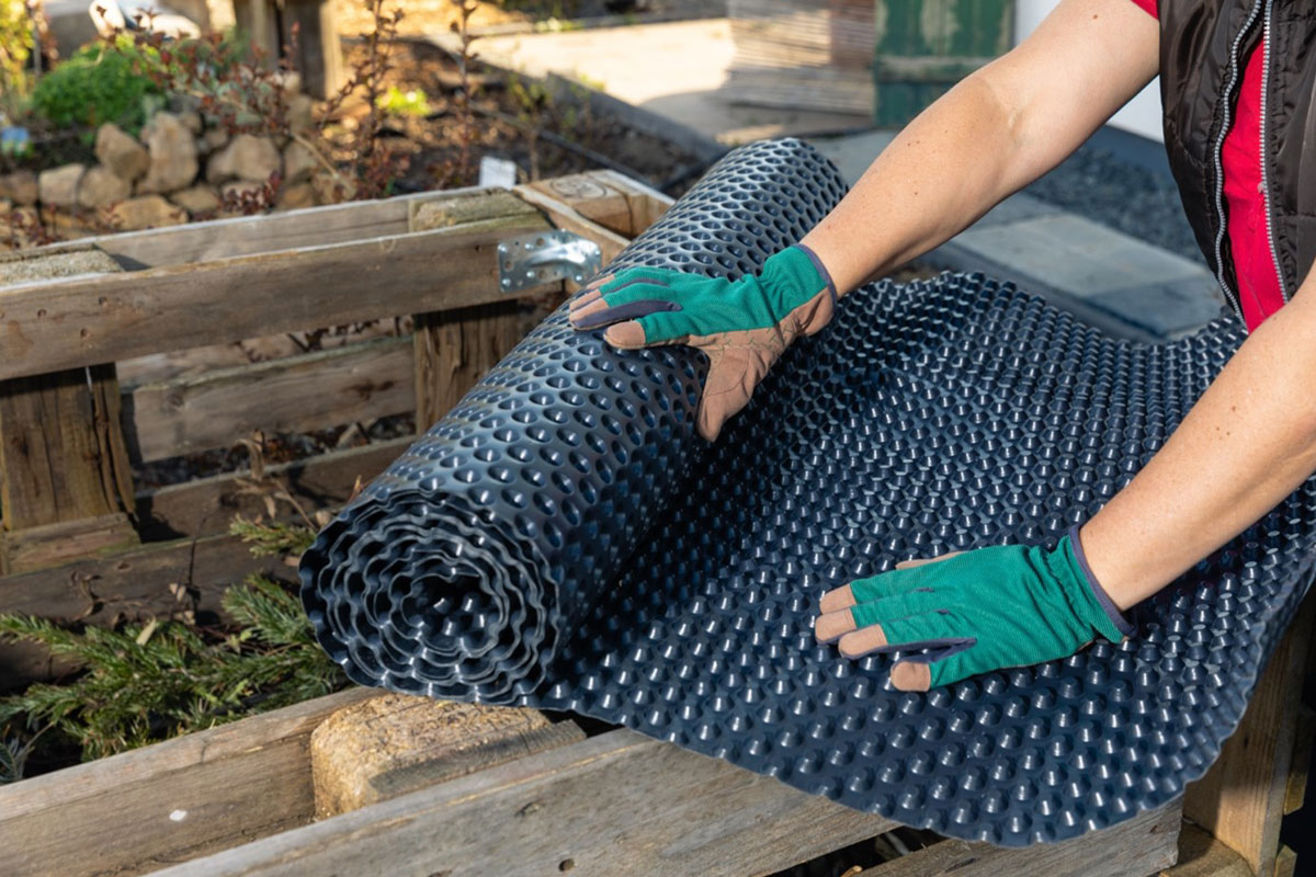 Hocheet aus Paletten - Folie anbringen