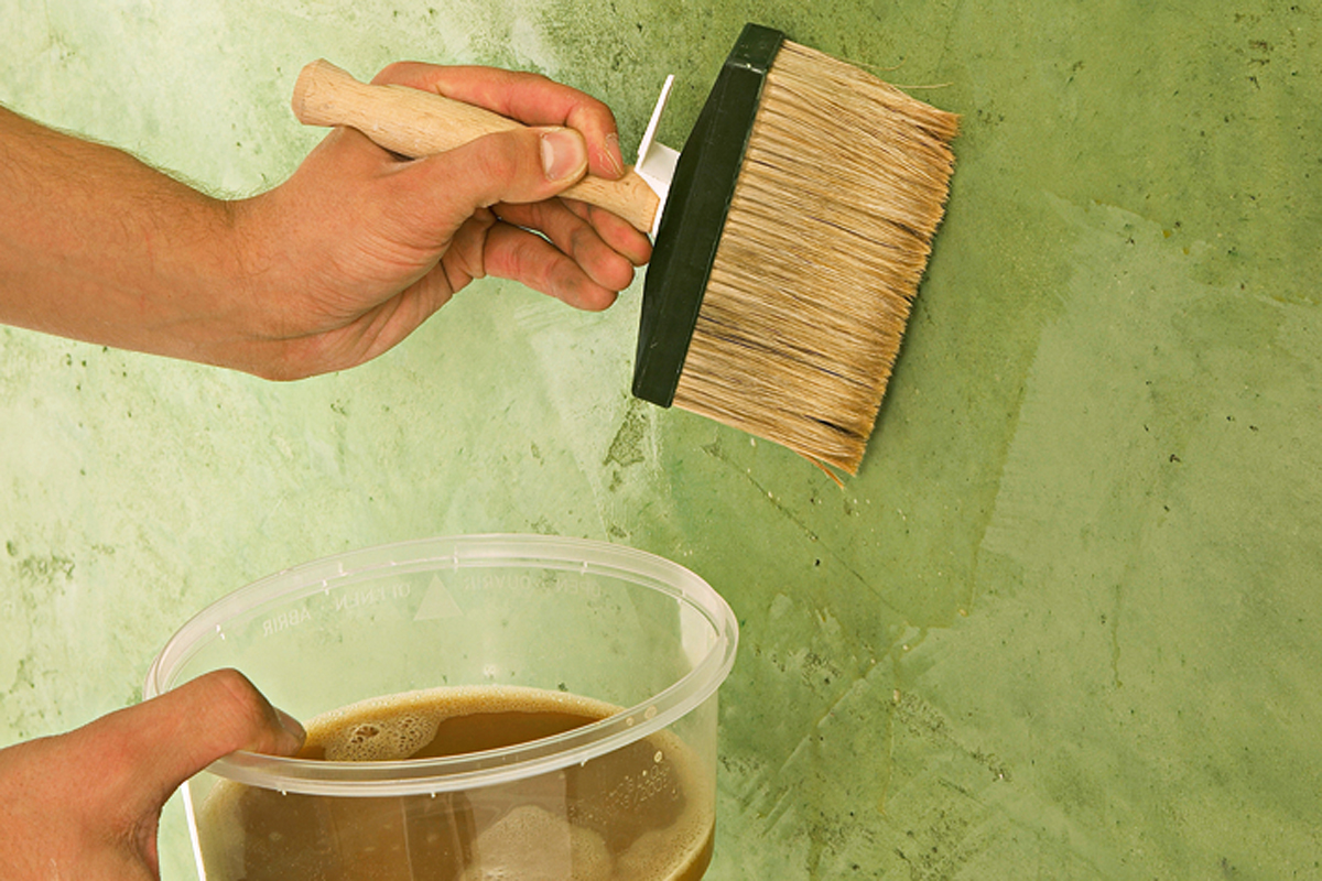 Tadelakt - Olivenölseife aufpinseln