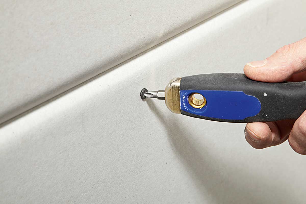 Wände spachteln – Schrauben nachziehen