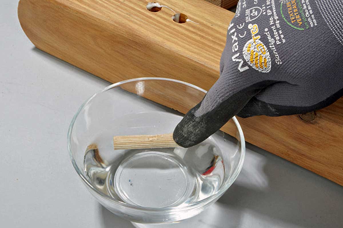 Gartenmöbel selber bauen - Dübel ins Wasser tauchen