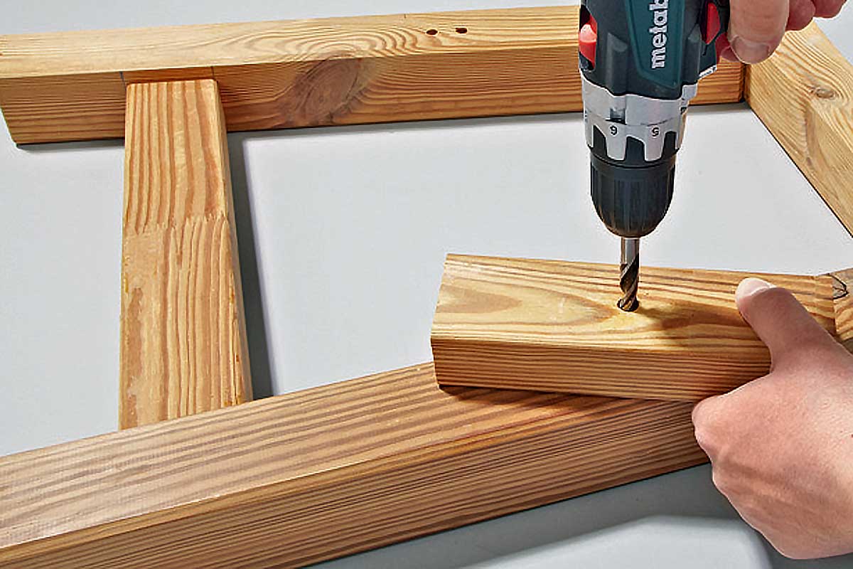 Gartenmöbel selber bauen - Dübellöcher bohren