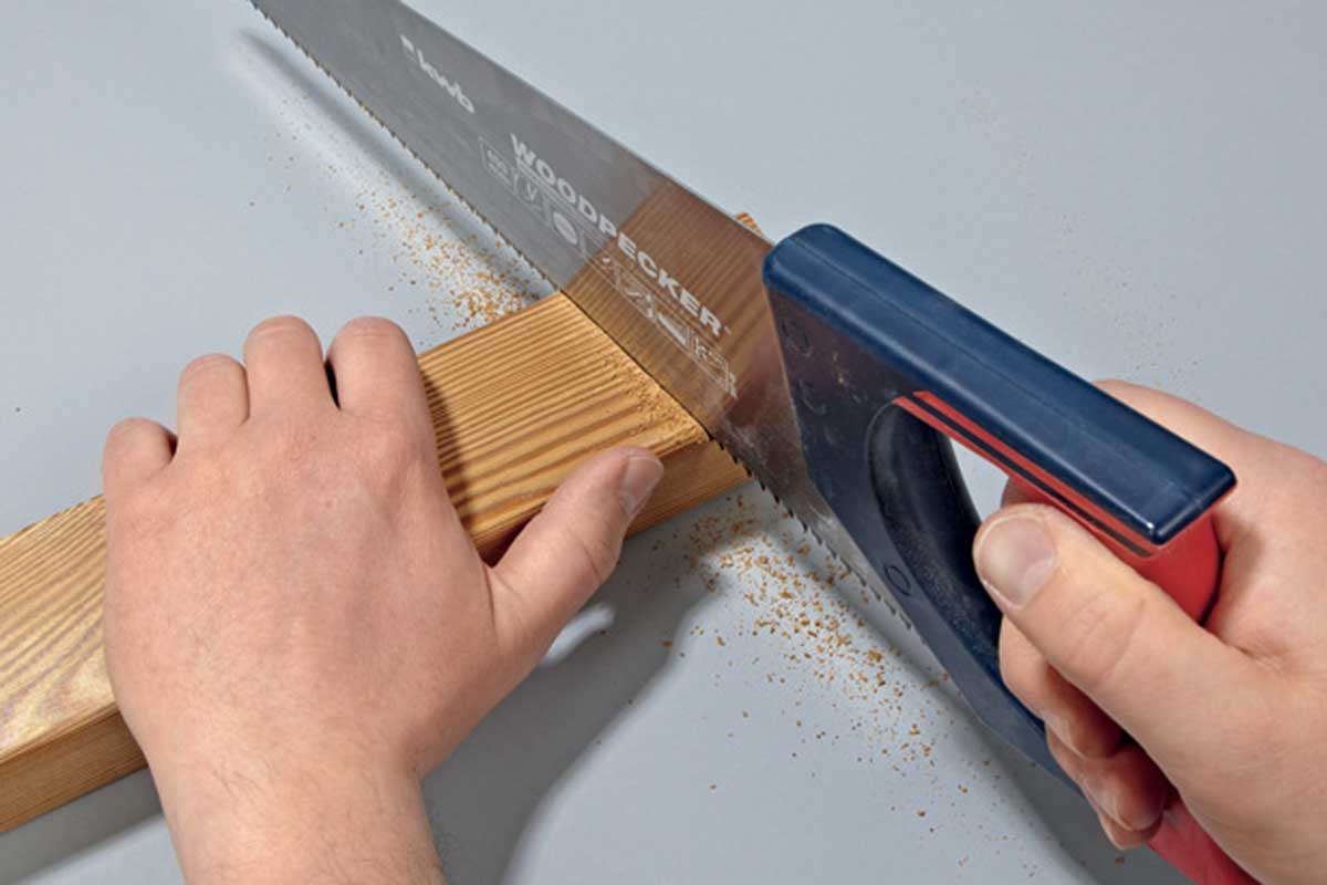 Gartenmöbel selber bauen - Holz absägen