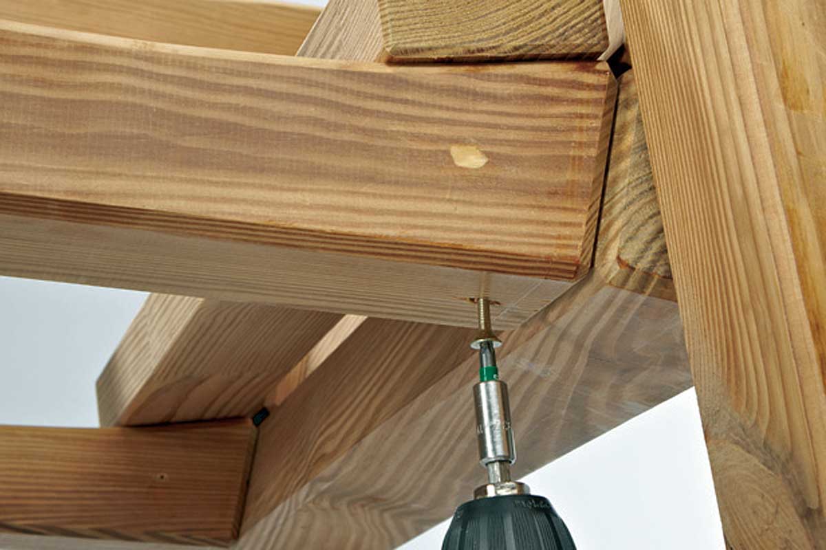 Gartenmöbel selber bauen - Sitzlatte befestigen