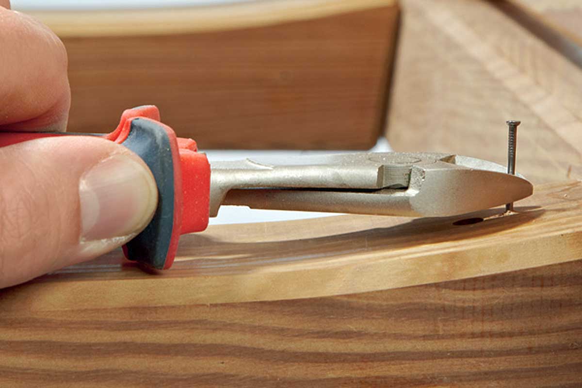 Gartenmöbel selber bauen - Nagel abkneifen