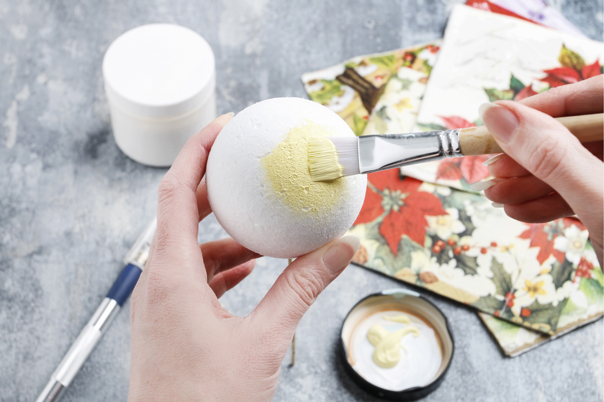 Serviettentechnik – kleine Kugel bemalen