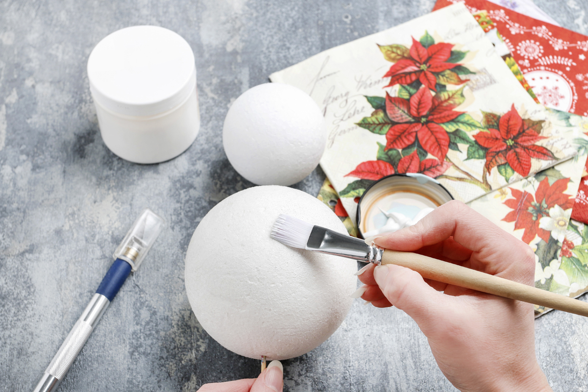 Serviettentechnik – große Kugel bemalen