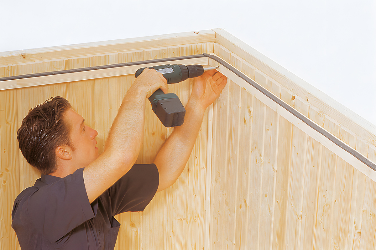 Sauna selber bauen - Dachrahmen anschrauben