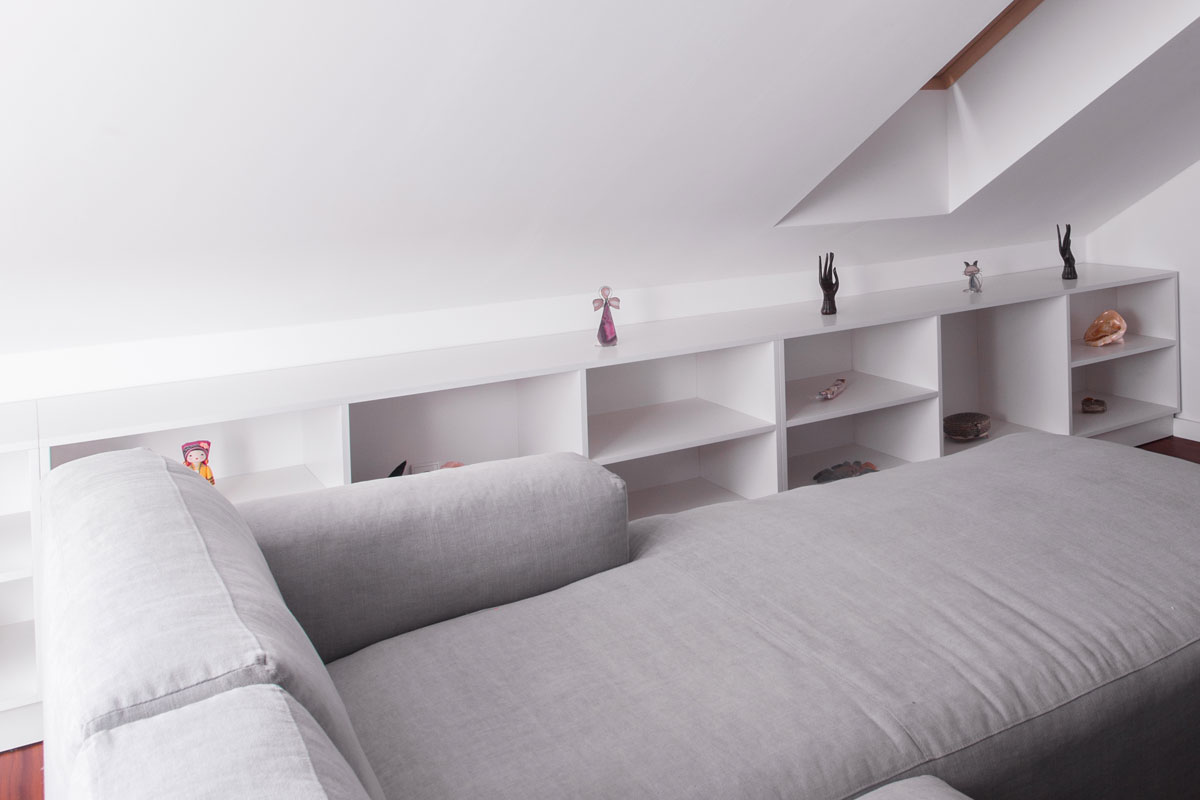 Mehr Stauraum: Gerades Möbel in der Schräge