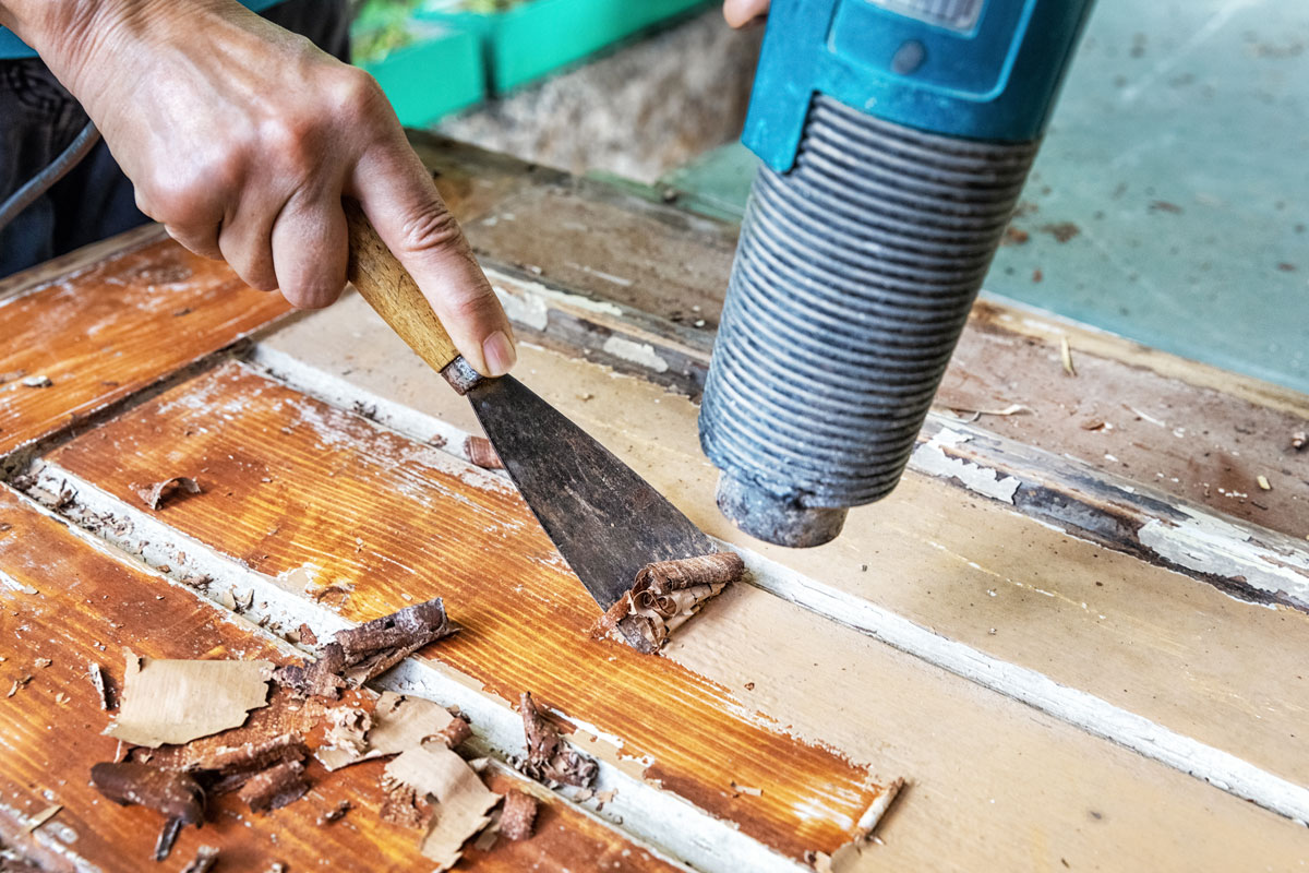 Lack mit Heißluft und Spachtel entfernen