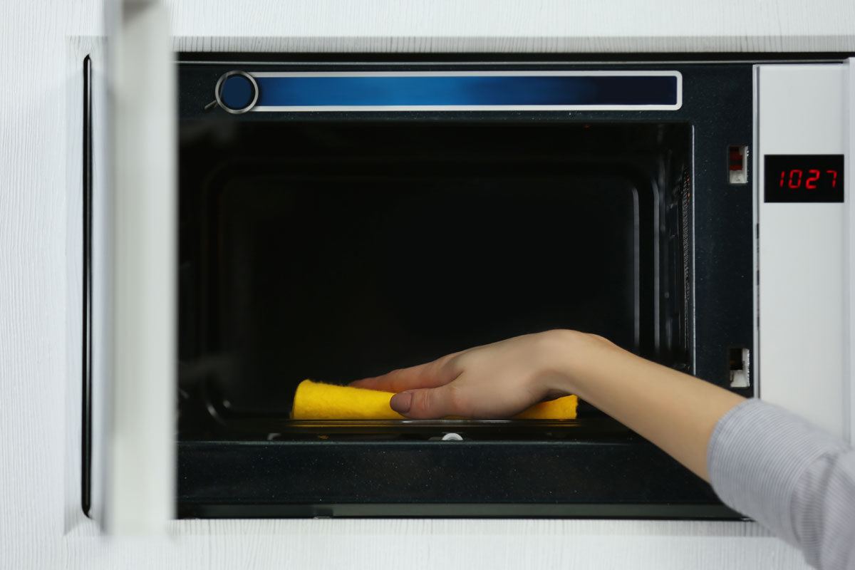 Mikrowelle reinigen – mit Schwammtuch nachwischen
