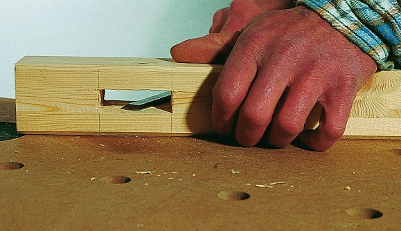 Der Schlitz wird von der Mitte des Anrisses ausgehend herausgearbeitet, bei durchgehenden Schlitzen von beiden Seiten.