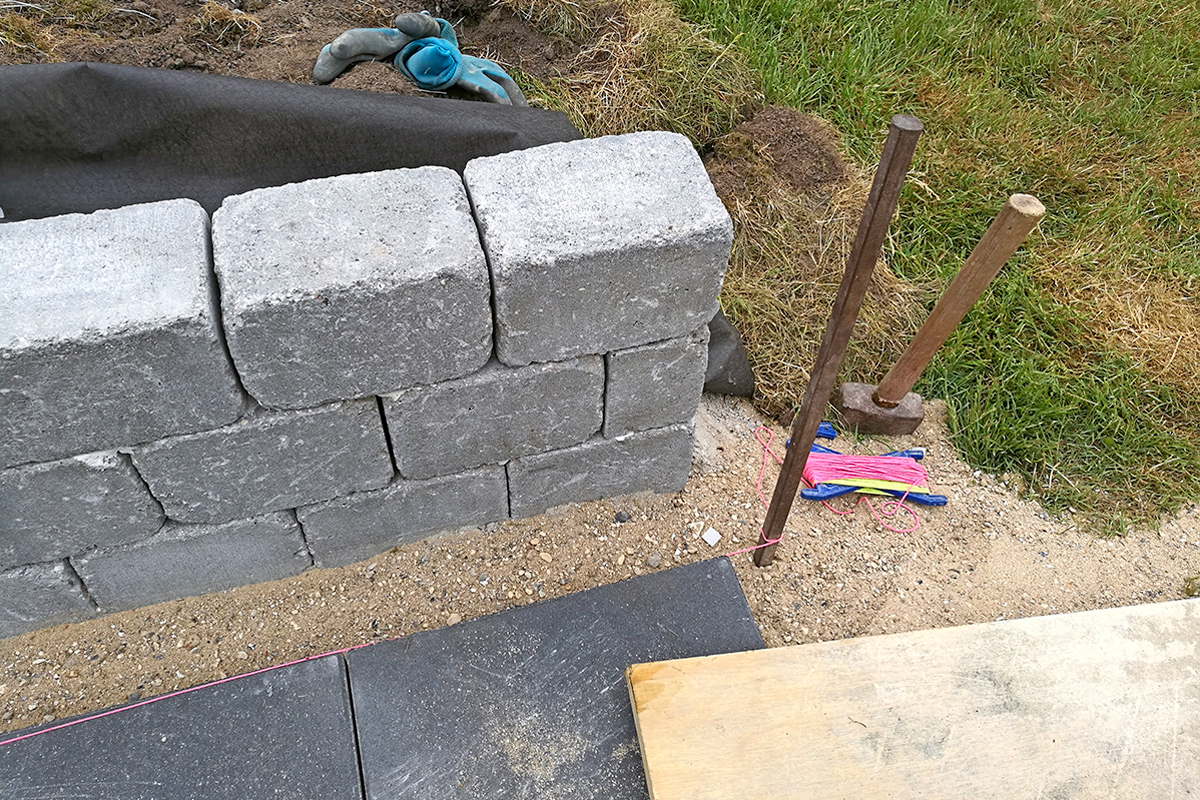 Steinterrasse - erste Plattenreihe legen