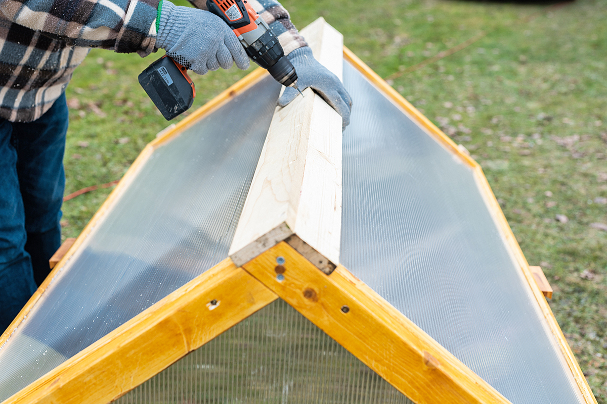 Hochbeet mit Frühbeetaufsatz - Giebel-Überdachung montieren