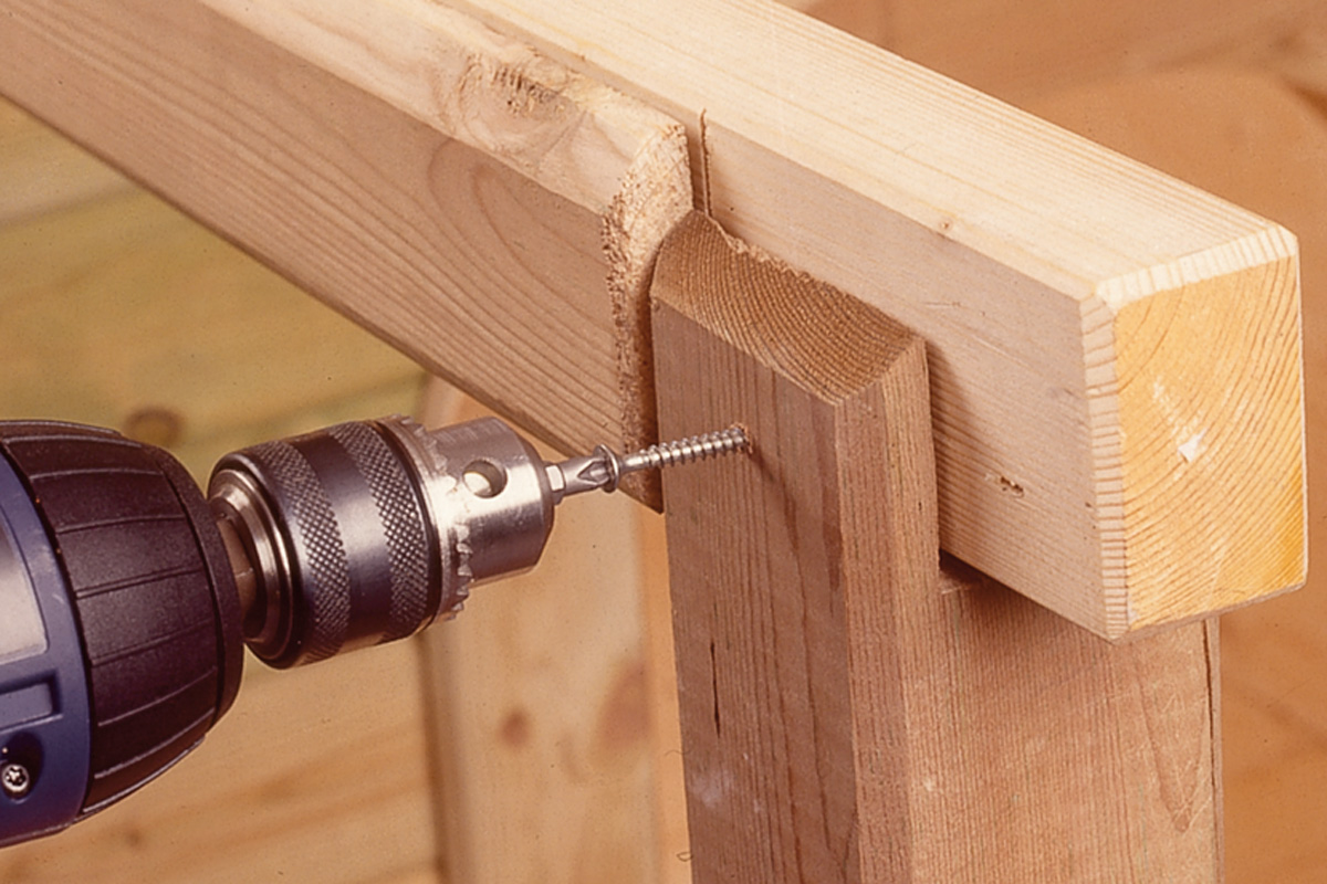 Hundehütte selber bauen - Dachbalken anschrauben