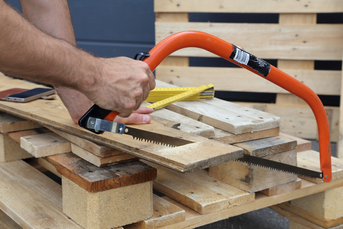 Palettenmöbel selber bauen – Paletten zusägen