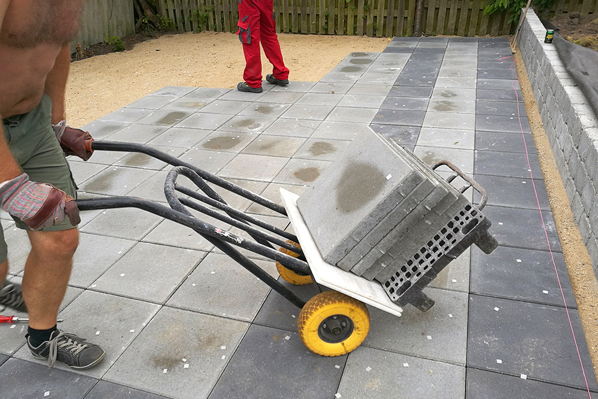 Steinterrasse - Platten transportieren