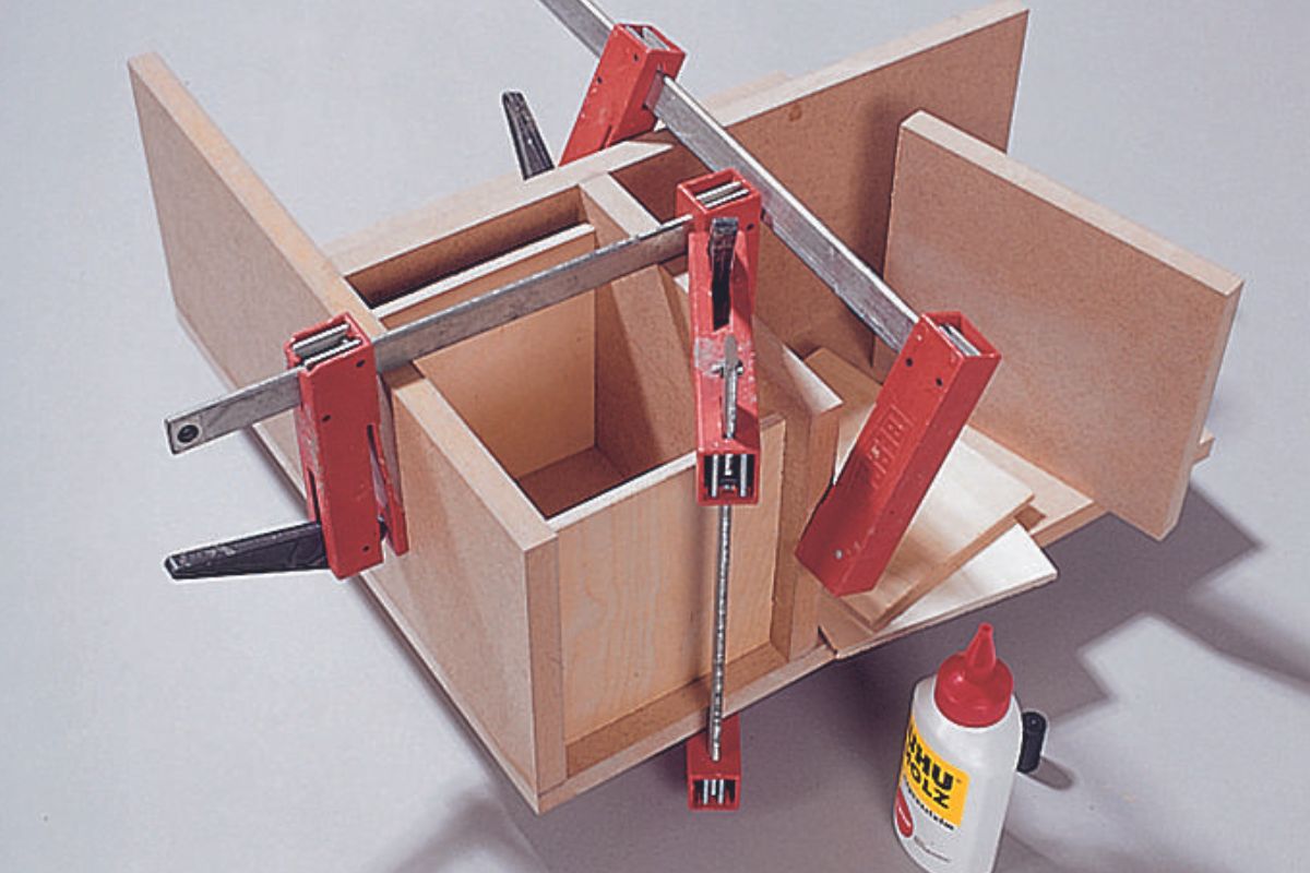 Schuhschrank selber bauen – Verleimen mit Distanzhalter