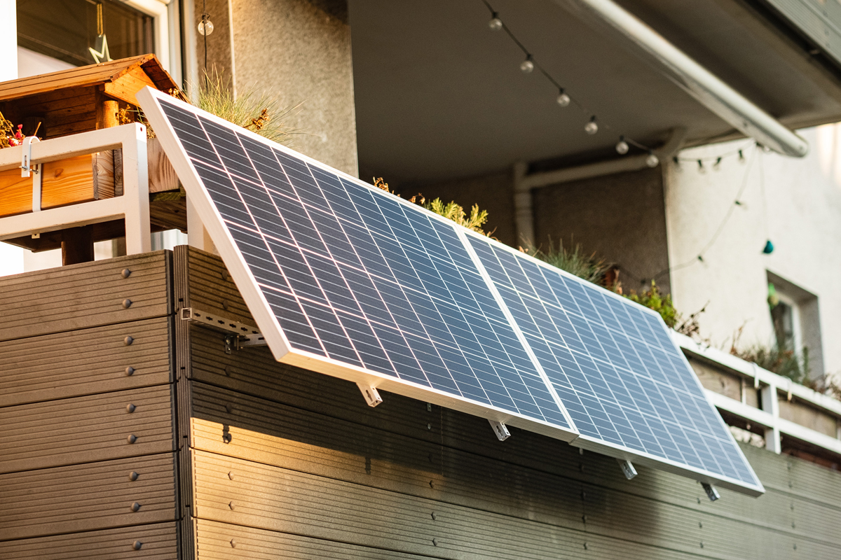 Balkonkraftwerk mit Speicher an der Brüstung