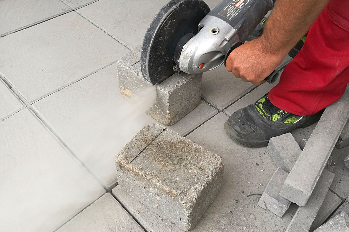 Steinterrasse - Steine zurechtschneiden