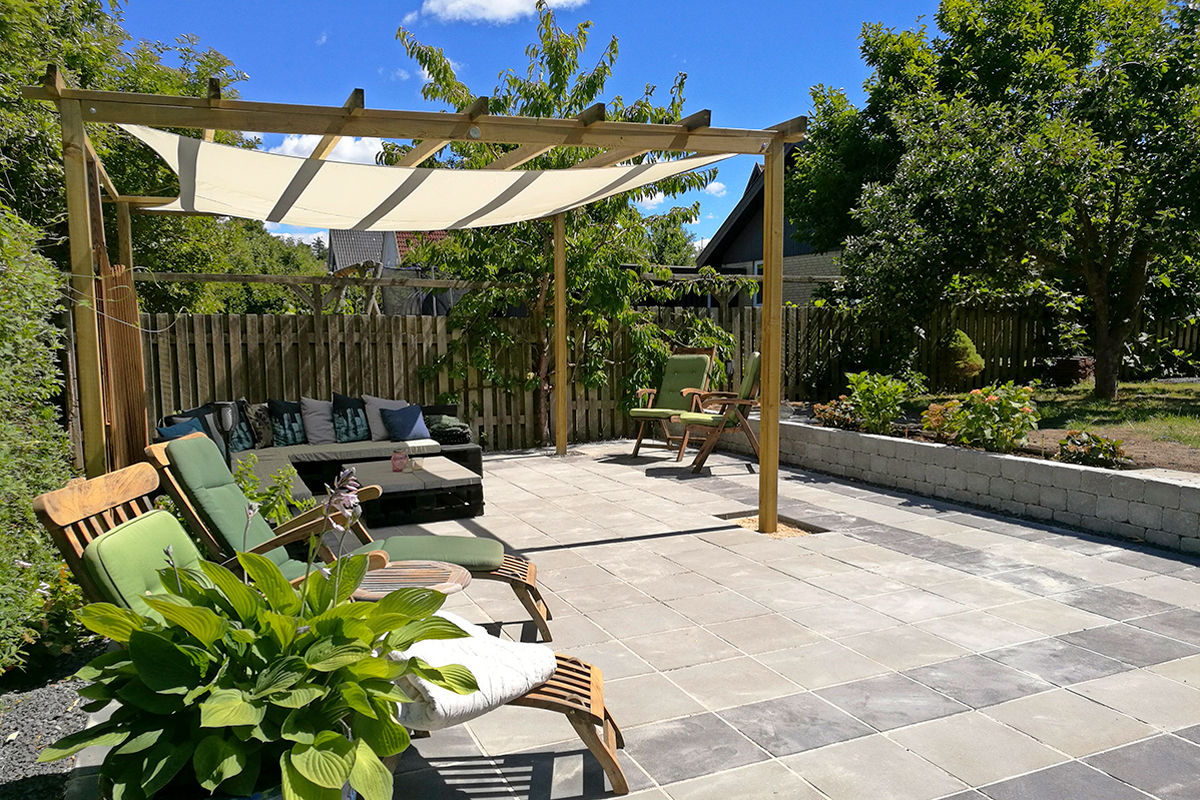 Steinterrasse mit Holzpergola