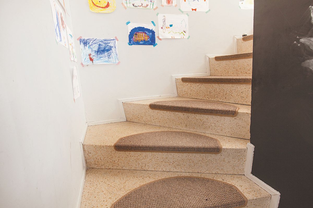 Steintreppe mit Teppichauflegern