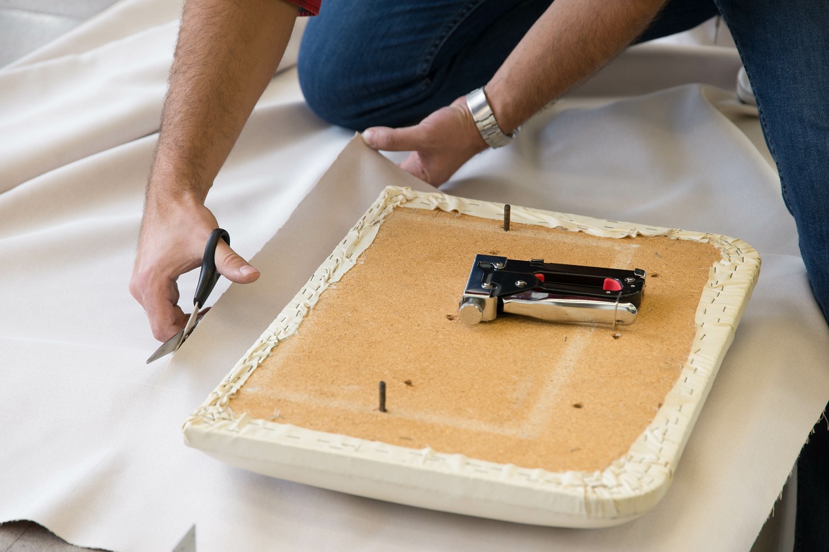 So können Sie einen alten Stuhl einfach polstern und mit einem neuen Stoff beziehen.