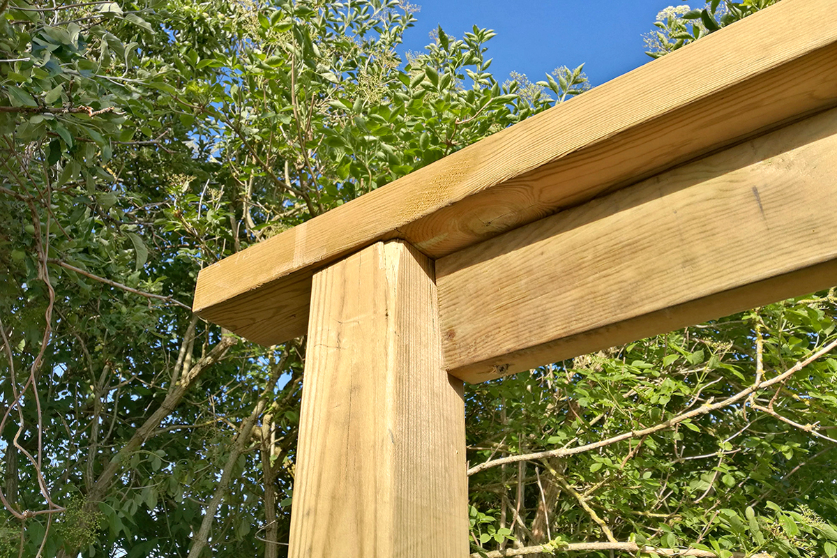 Holzpergola - Sturz verschrauben