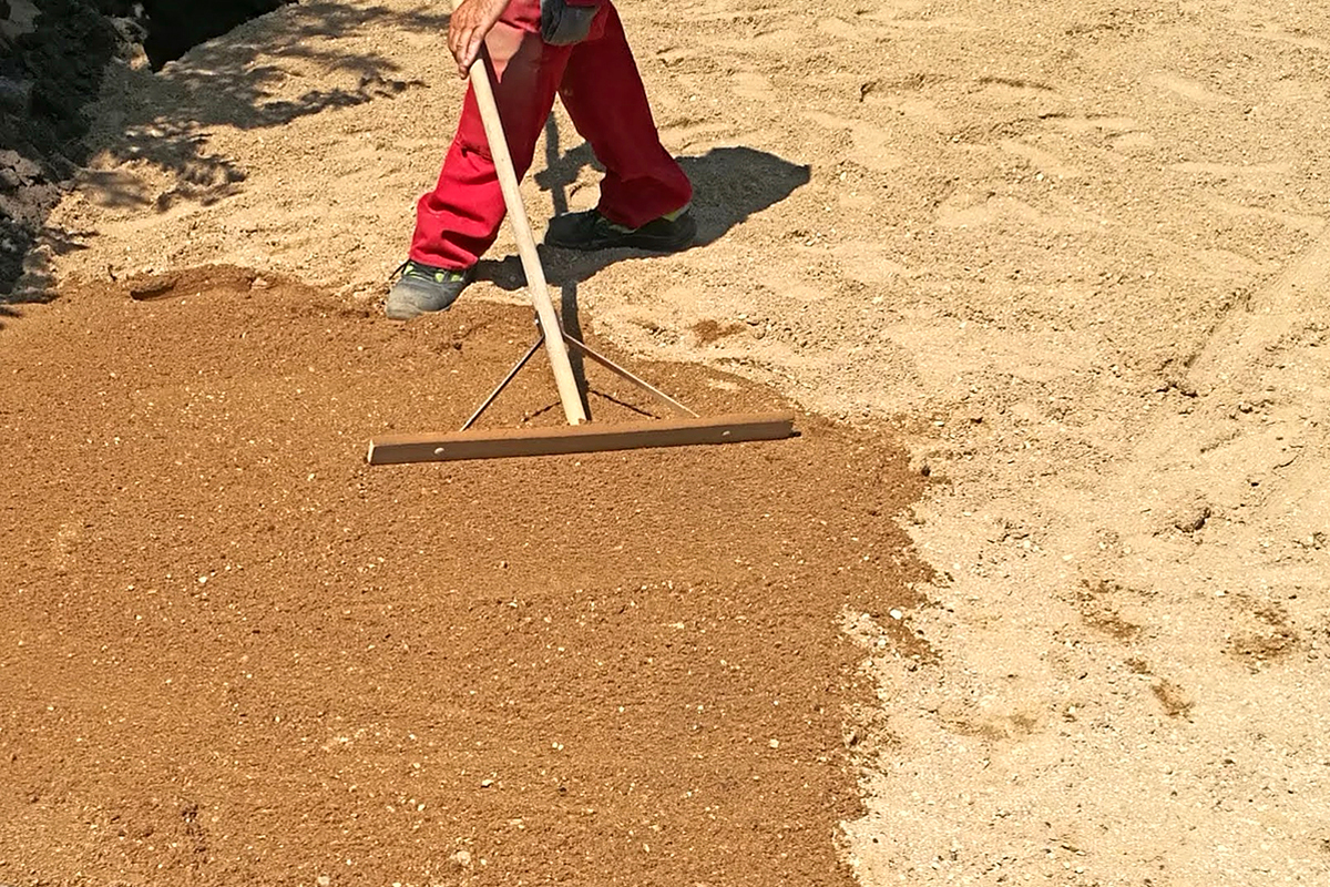Steinterrasse - Verlegekies ausbringen