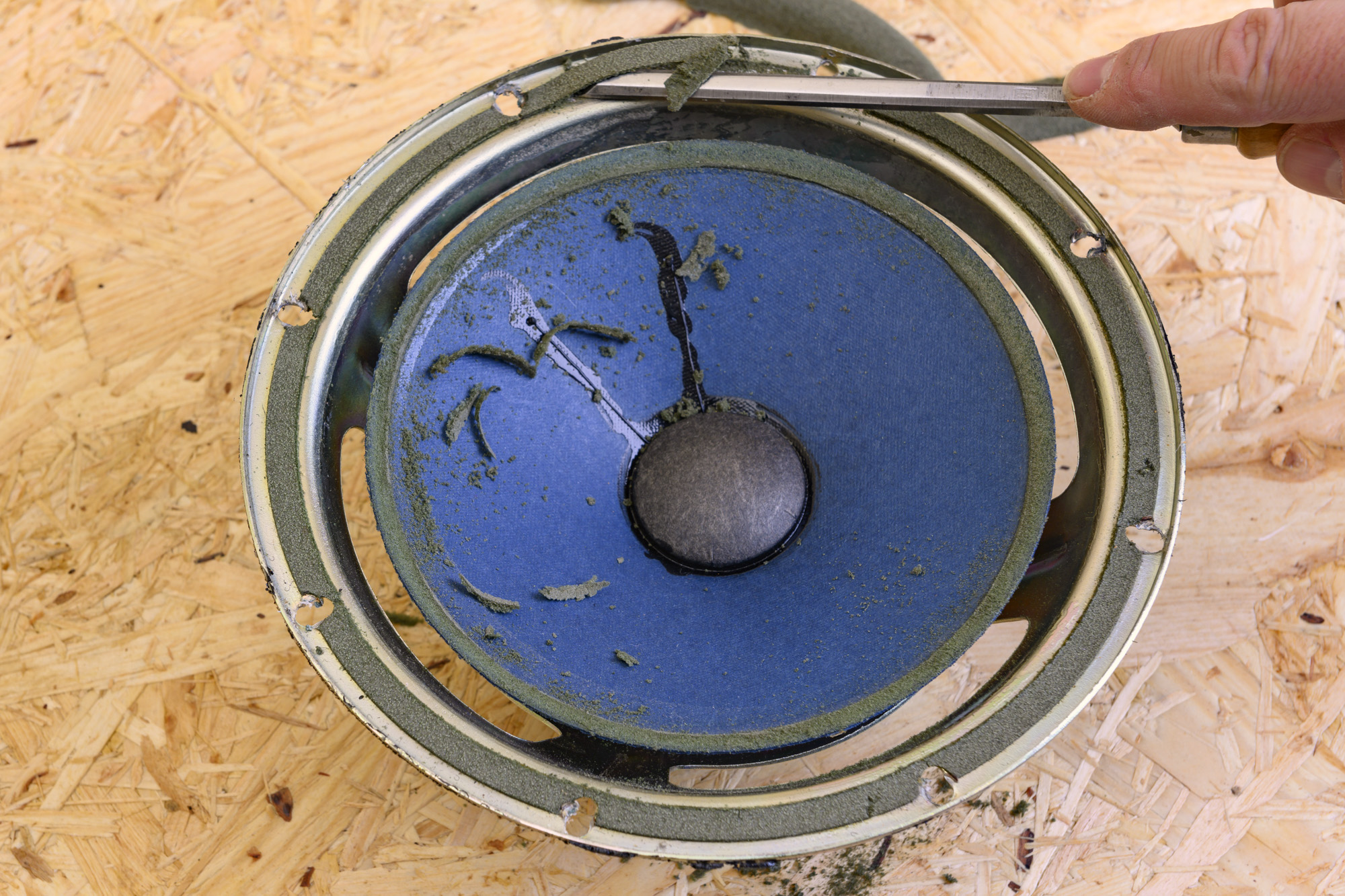 Reste vom Metallkorb abstechen