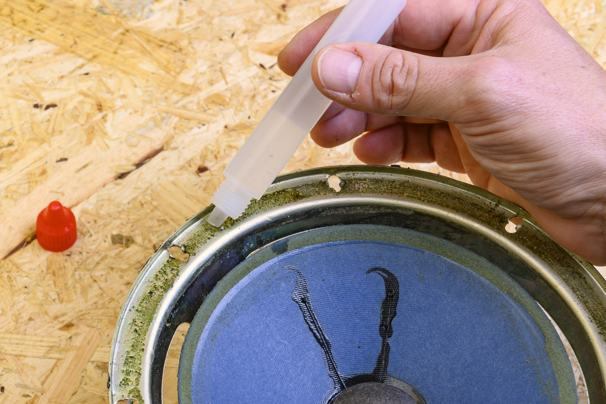 Kleberreste mit Lösemittel behandeln