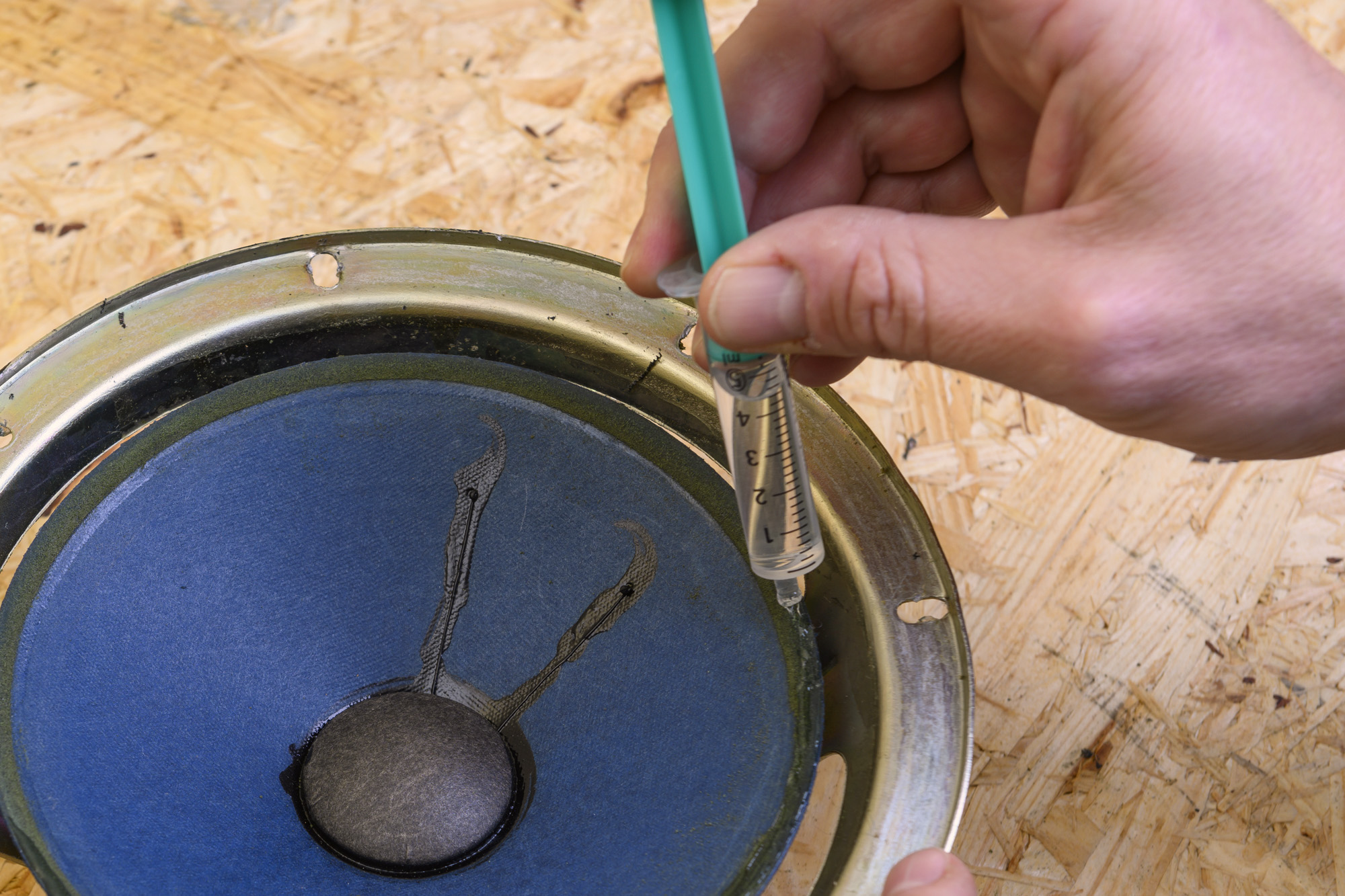 Klebstoff vorsichtig auftragen