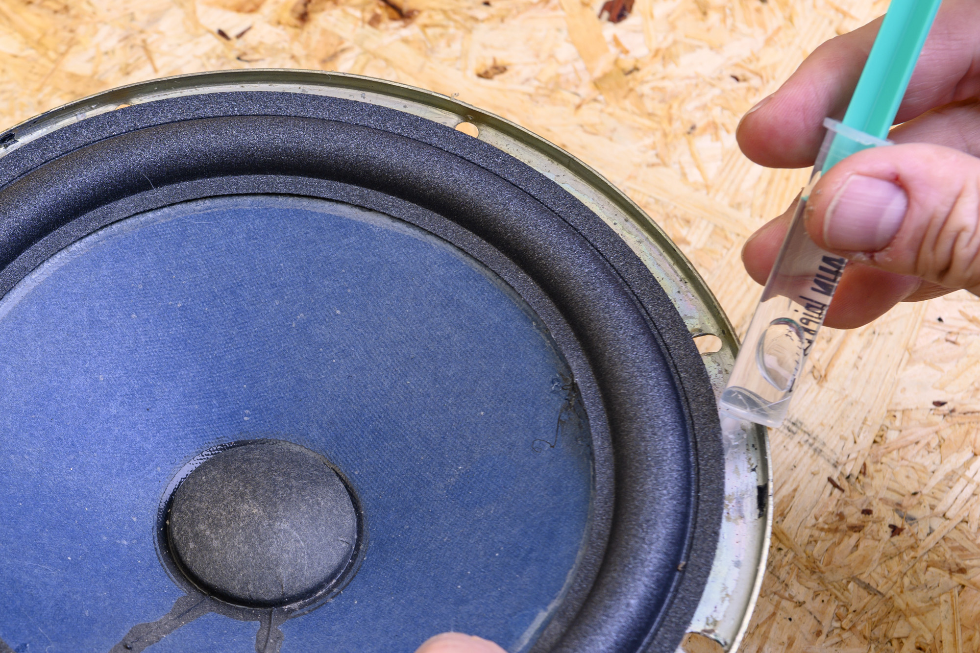 Kleber auf Metallkorb auftragen