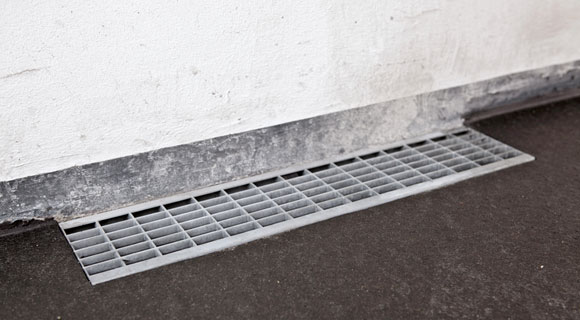 Fußabtreter und Lichtschachtgitter einpassen