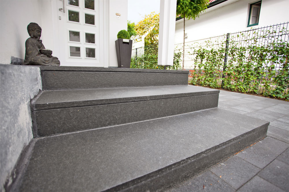 Natursteintreppe Eingangsbereich