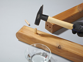 Gartenmöbel selber bauen - Dübel einschlagen