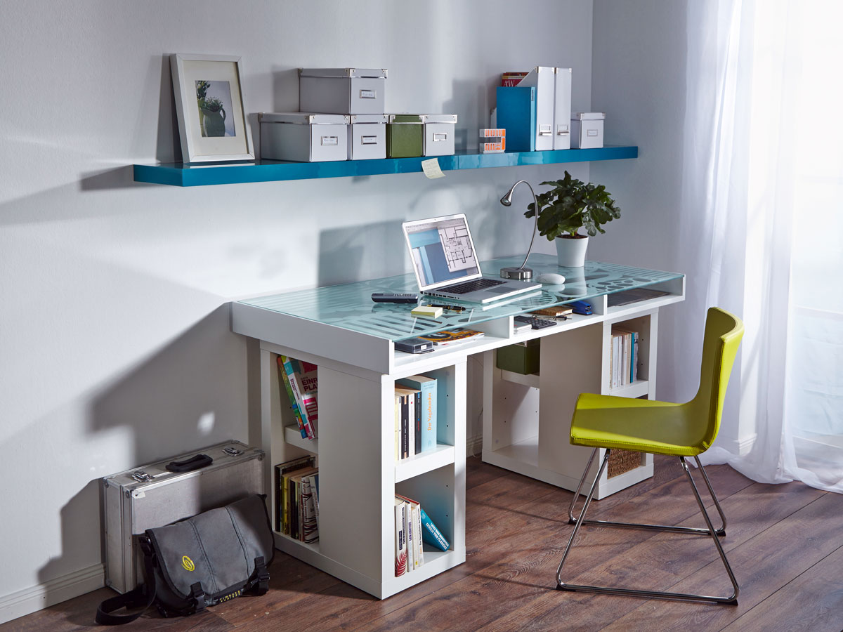 Schreibtisch mit Glasplatte