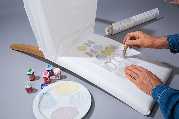 Stühle mit Stoffbezug und Stühle aus Holz verschönern